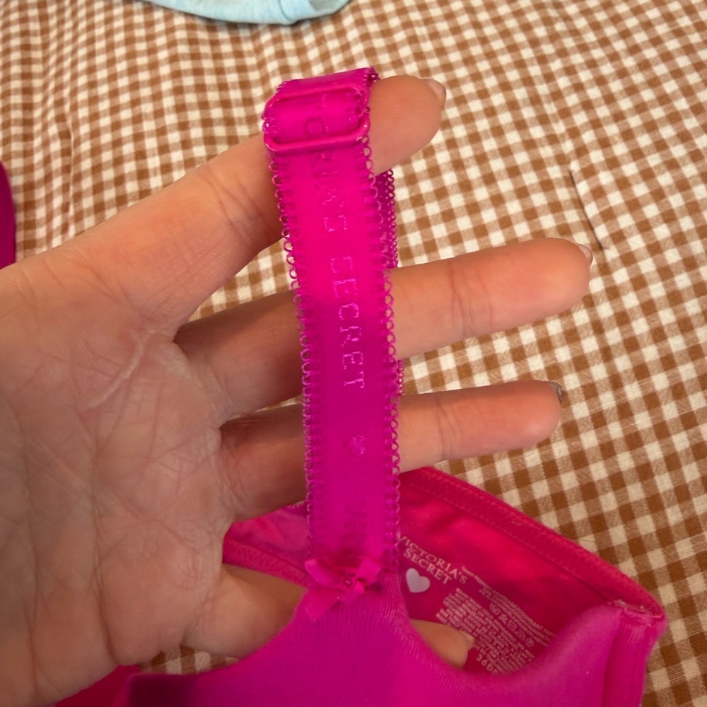Victoria’s Secret Fuchsia Pink Underwire Bra - Picture 3 of 5